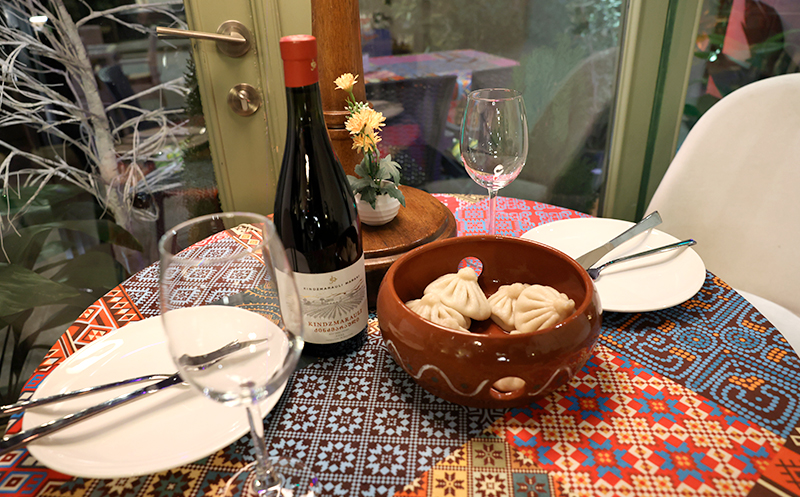 4 სტუმარზე აჯიკის წვნიანის და სასმლის შეთავაზება