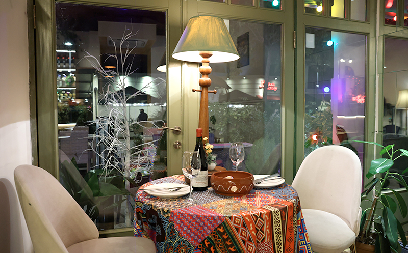 4 სტუმარზე აჯიკის წვნიანის და სასმლის შეთავაზება