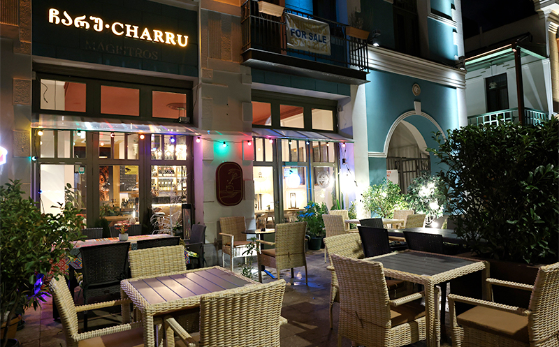 4 სტუმარზე აჯიკის წვნიანის და სასმლის შეთავაზება