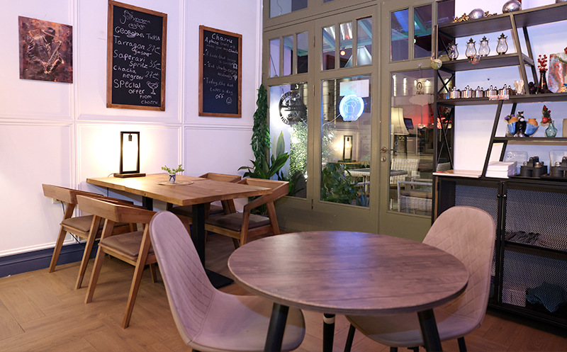 4 სტუმარზე აჯიკის წვნიანის და სასმლის შეთავაზება