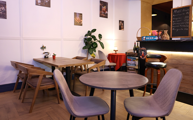 4 სტუმარზე აჯიკის წვნიანის და სასმლის შეთავაზება