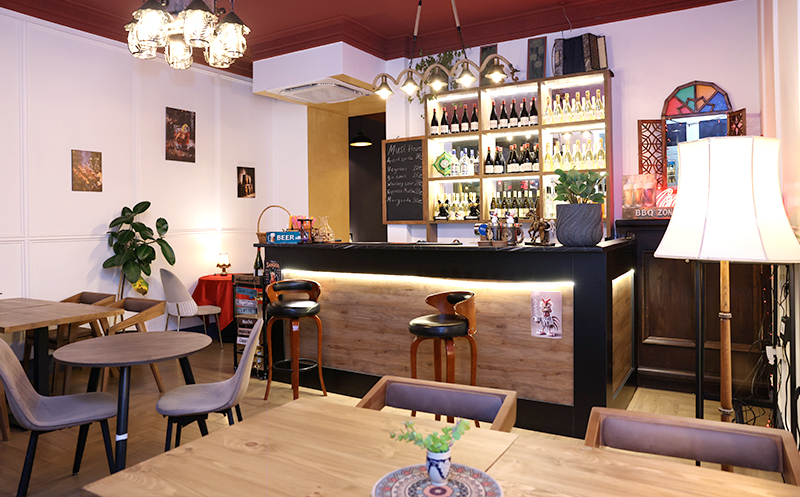 4 სტუმარზე აჯიკის წვნიანის და სასმლის შეთავაზება