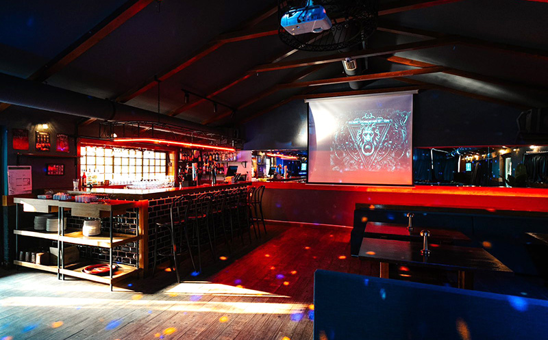 შეთავაზება თინეიჯრებისთვის 10-12 სტუმარზე, კერძებით და კოქტეილით