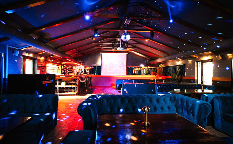 შეთავაზება თინეიჯრებისთვის 10-12 სტუმარზე, კერძებით და კოქტეილით