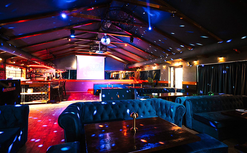 შეთავაზება თინეიჯრებისთვის 10-12 სტუმარზე, კერძებით და კოქტეილით