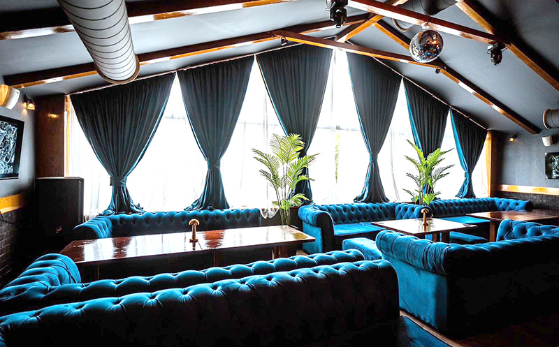 შეთავაზება თინეიჯრებისთვის 10-12 სტუმარზე, კერძებით და კოქტეილით