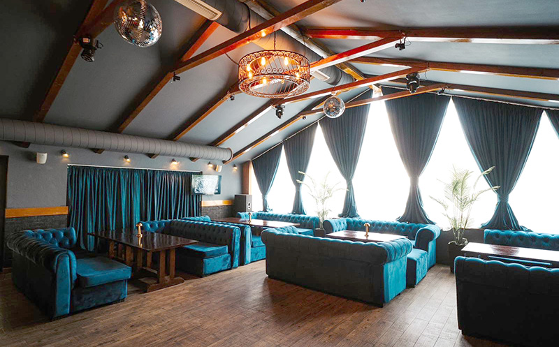 შეთავაზება თინეიჯრებისთვის 10-12 სტუმარზე, კერძებით და კოქტეილით