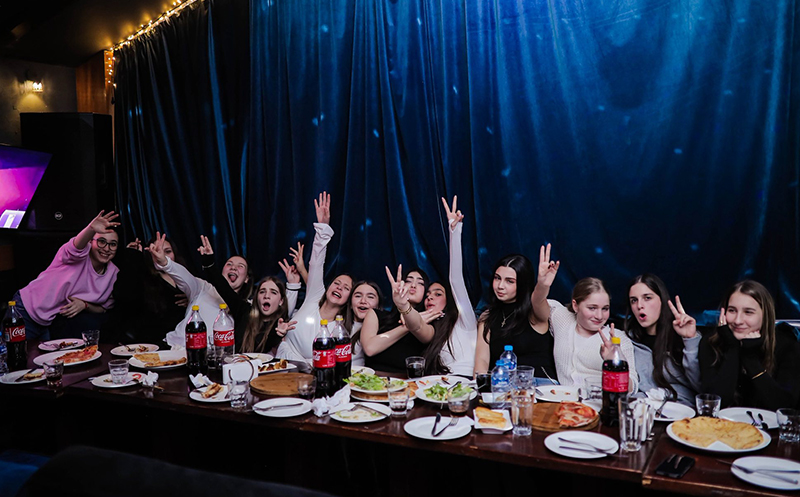 შეთავაზება თინეიჯრებისთვის 10-12 სტუმარზე, კერძებით და კოქტეილით