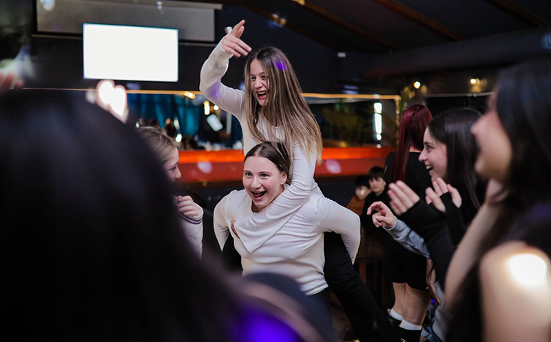 შეთავაზება თინეიჯრებისთვის 10-12 სტუმარზე, კერძებით და კოქტეილით