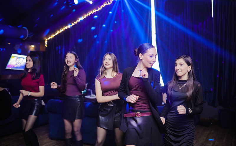 შეთავაზება თინეიჯრებისთვის 10-12 სტუმარზე, კერძებით და კოქტეილით