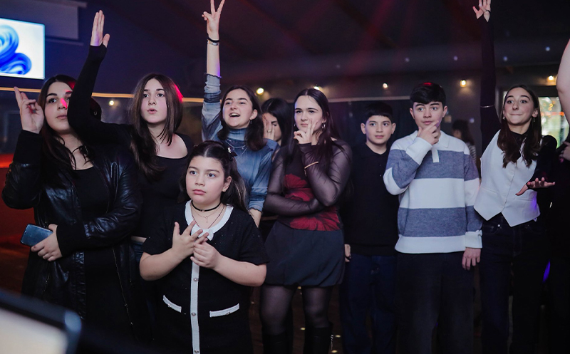 შეთავაზება თინეიჯრებისთვის 10-12 სტუმარზე, კერძებით და კოქტეილით