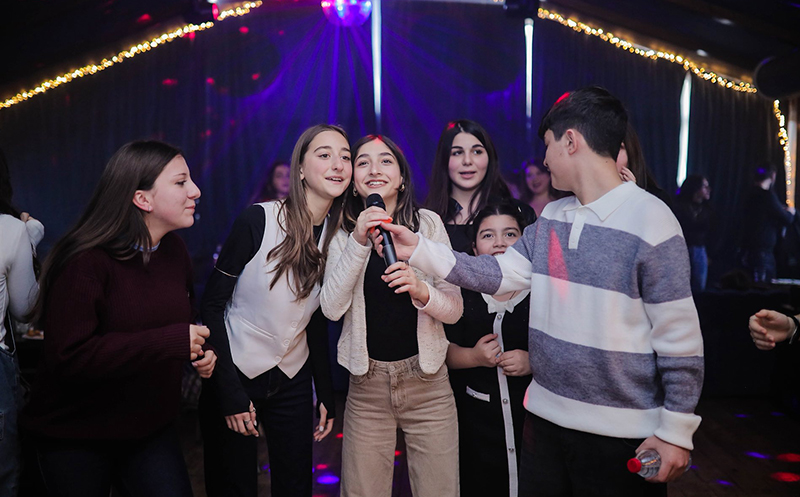 შეთავაზება თინეიჯრებისთვის 10-12 სტუმარზე, კერძებით და კოქტეილით