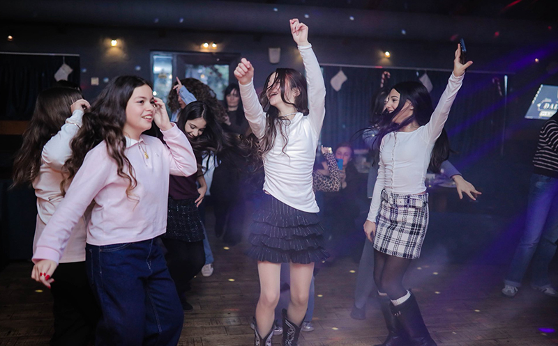 შეთავაზება თინეიჯრებისთვის 10-12 სტუმარზე, კერძებით და კოქტეილით