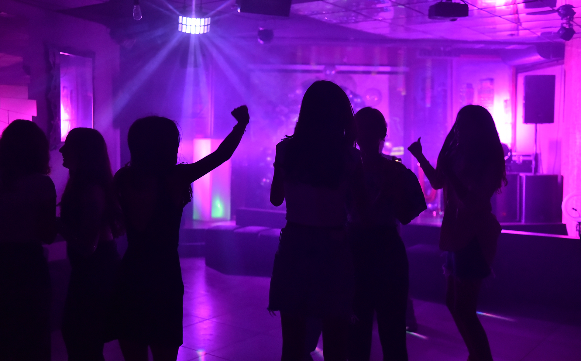 დახურული წვეულება, 10,15, 20, 25 და 30 თინეიჯერზე