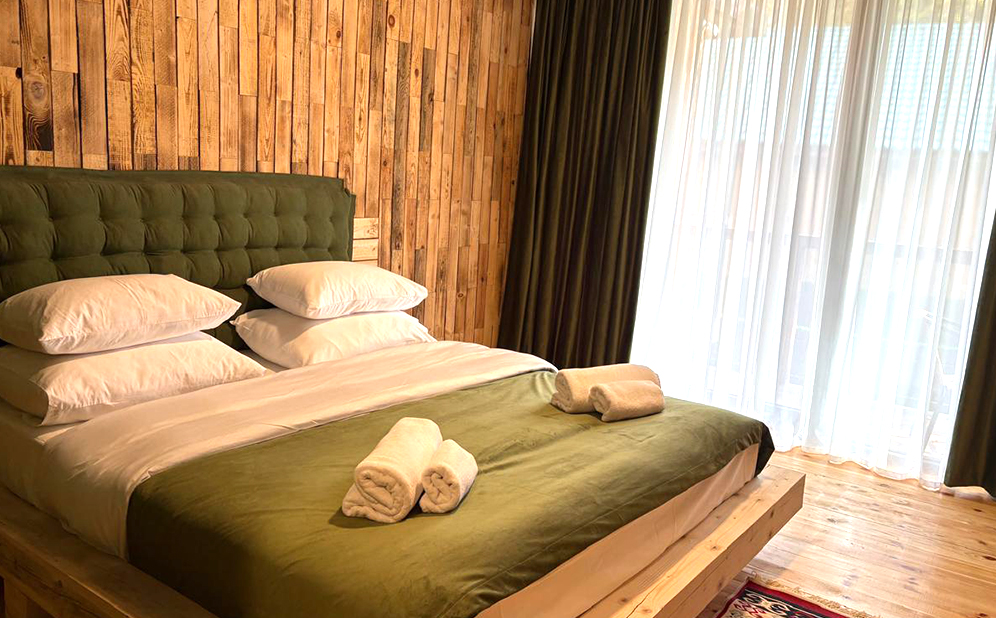 ივნისში, აბასთუმანში კოტეჯები 2 სტუმარზე სამჯერადი კვებით