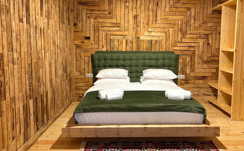 ივნისში, აბასთუმანში კოტეჯები 2 სტუმარზე სამჯერადი კვებით