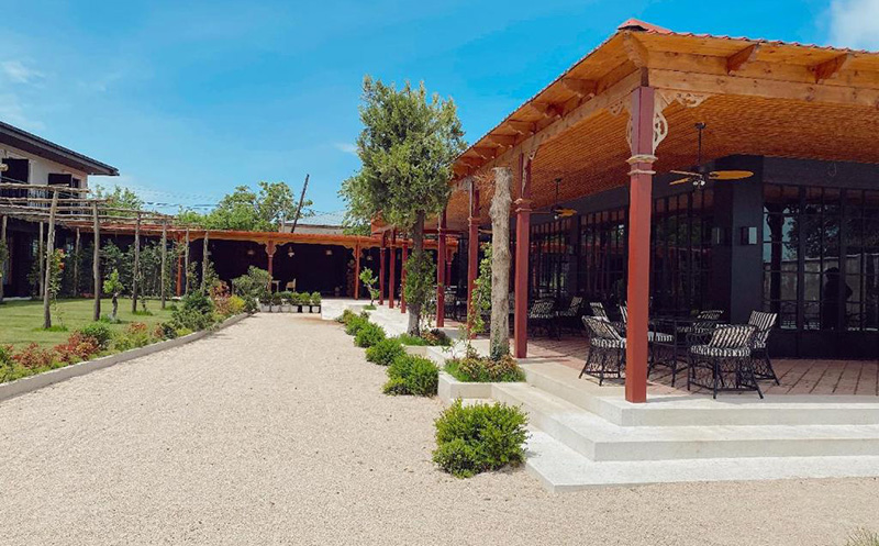 კახეთში, ნომერი 2 ან 3 სტუმარზე საუზმით, შიდა და ღია აუზით, საუნით და საბილიარდო სივრცით