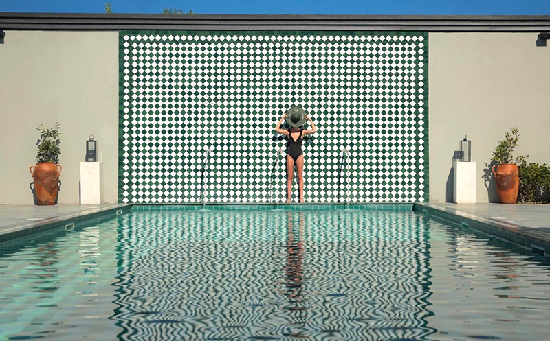 აპრილში, კახეთში, ნომერი 2 ან 3 სტუმარზე საუზმით, შიდა და ღია აუზით, საუნით და საბილიარდო სივრცით ესკიზ თელავში