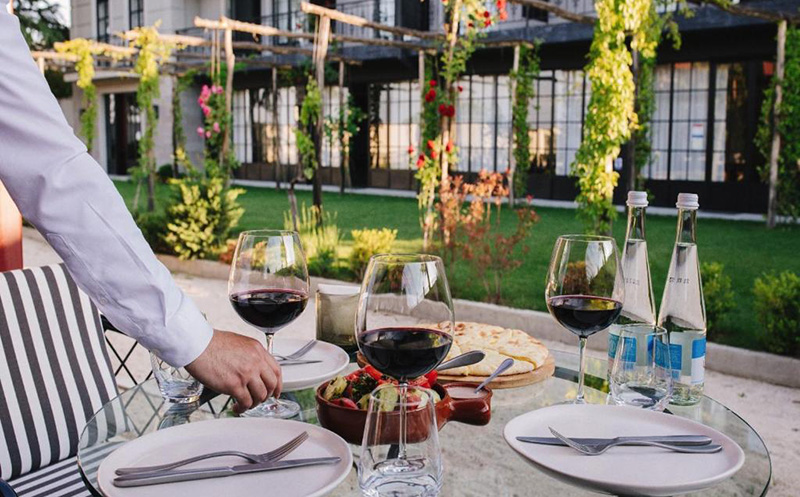 კახეთში, ნომერი 2 ან 3 სტუმარზე საუზმით, შიდა და ღია აუზით, საუნით და საბილიარდო სივრცით