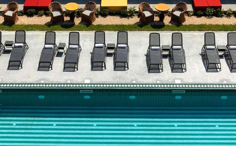 აპრილში, კახეთში, ნომერი 2 ან 3 სტუმარზე საუზმით, შიდა და ღია აუზით, საუნით და საბილიარდო სივრცით ესკიზ თელავში