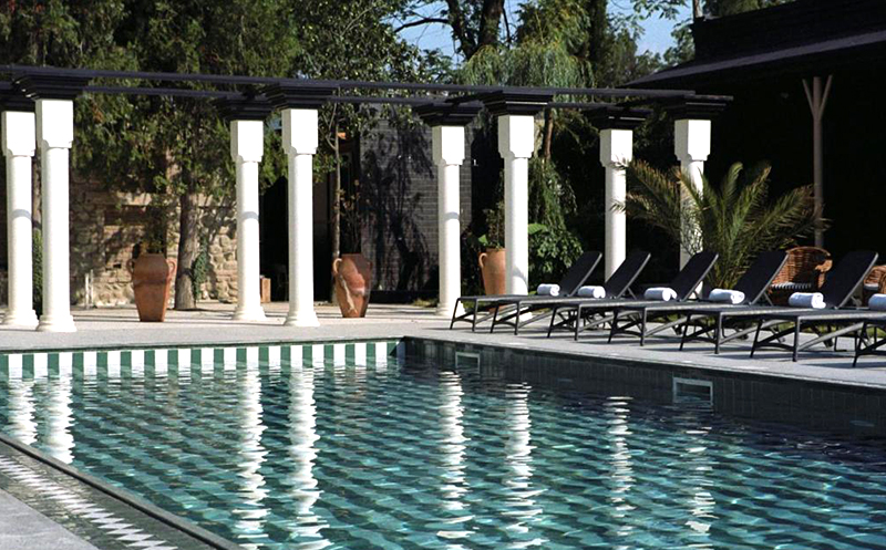 აპრილში, კახეთში, ნომერი 2 ან 3 სტუმარზე საუზმით, შიდა და ღია აუზით, საუნით და საბილიარდო სივრცით ესკიზ თელავში