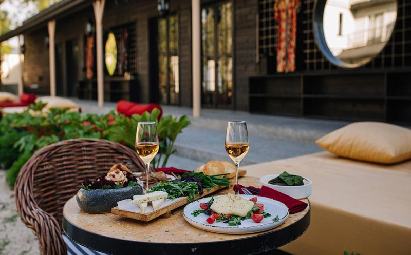 კახეთში, ნომერი 2 ან 3 სტუმარზე საუზმით, შიდა და ღია აუზით, საუნით და საბილიარდო სივრცით