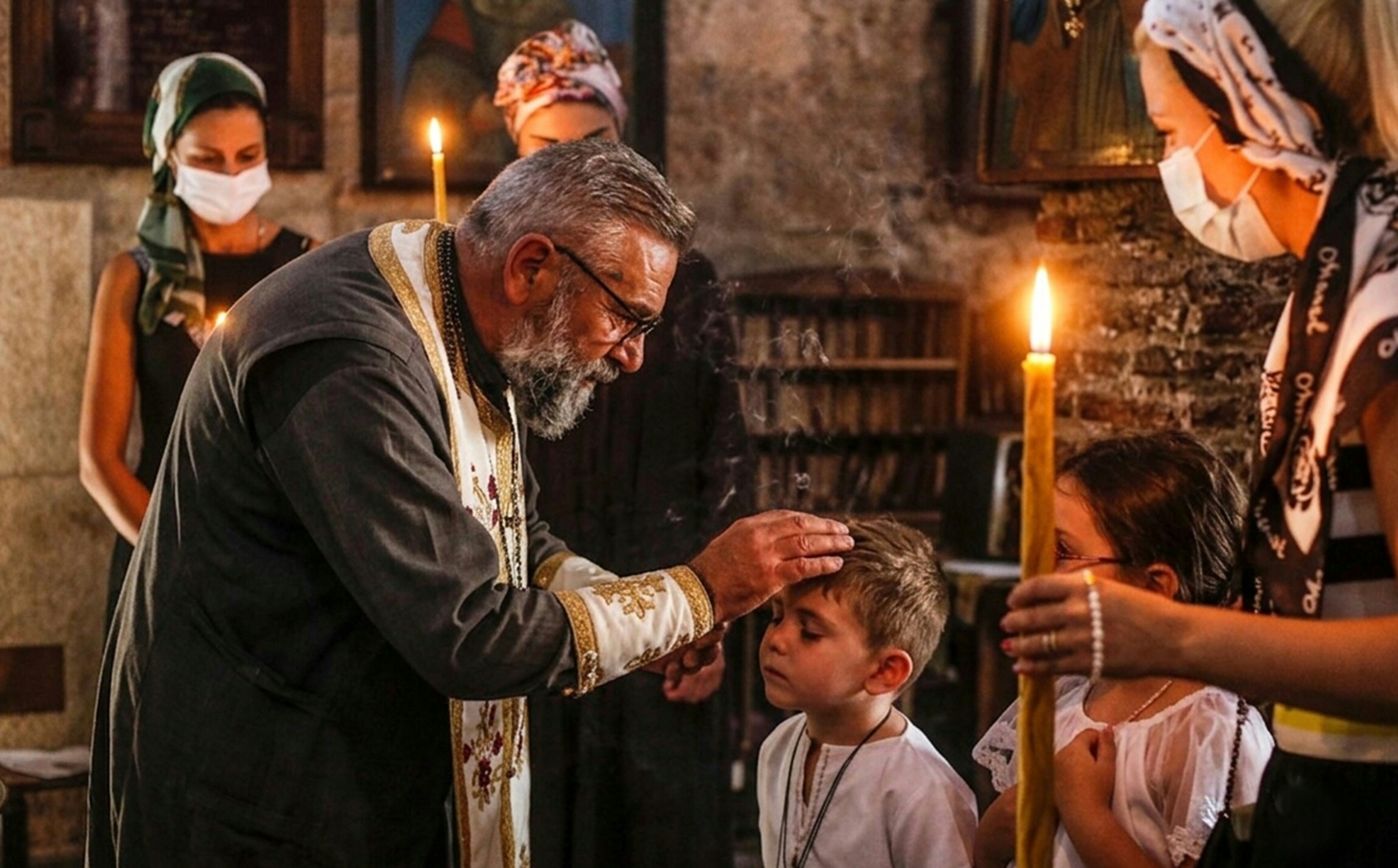 ნათლობის ცერემონიის ფოტოგადაღება ტაძრის ტერიტორიაზე, საჩუქრად ბავშვის ფოტოსესია სტუდიაში