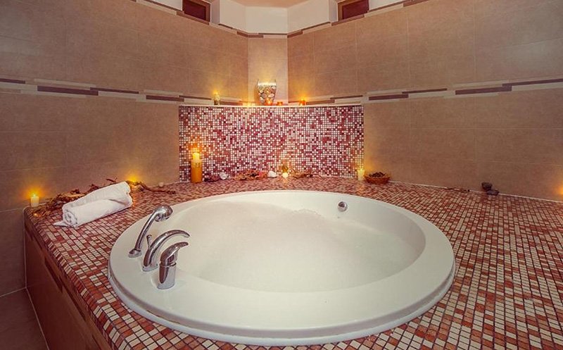 3 ღამე! ქობულეთში, სასტუმროს ნომერი 2 სტუმარზე ღია, დახურული აუზით, ფიტნესით და საუნით