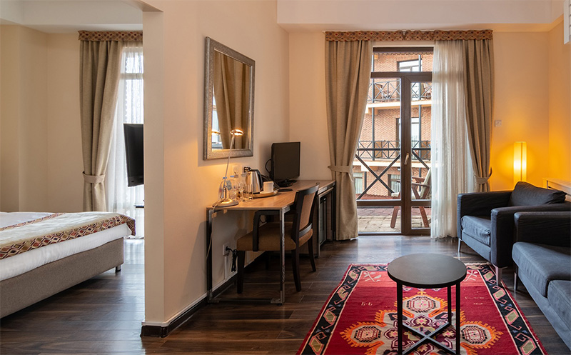 თბილისში, ნომერი 2 და 3 სტუმარზე საუზმით