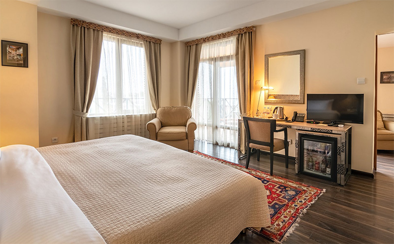 თბილისში, ნომერი 2 და 3 სტუმარზე საუზმით