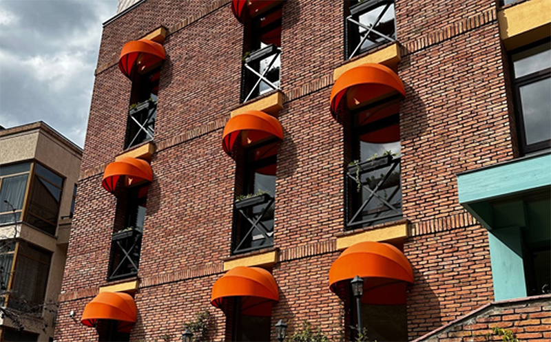 თბილისში, ნომერი 2 და 3 სტუმარზე საუზმით