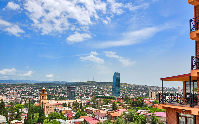 თბილისში, ნომერი 2 და 3 სტუმარზე საუზმით