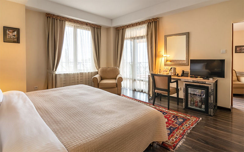 თბილისში, ნომერი 2 და 3 სტუმარზე საუზმით