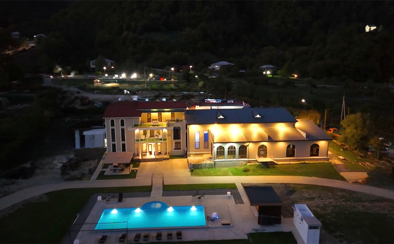 აპრილი/მაისი, რაჭაში ნომრები 2,3 ან 4 სტუმარზე საუზმით და ღია აუზით