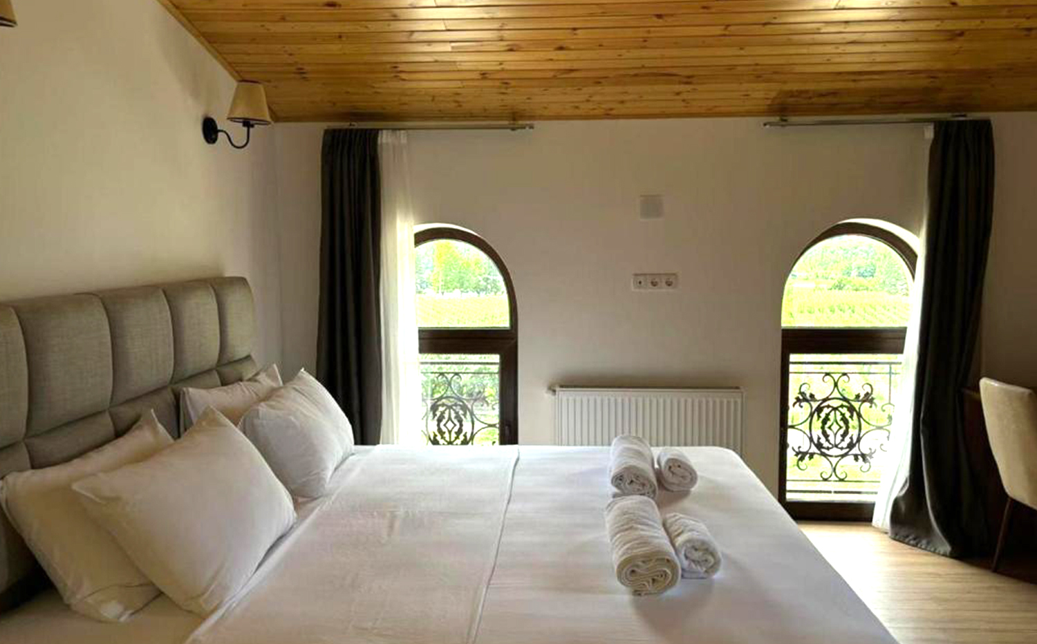 აპრილი/მაისი, რაჭაში ნომრები 2,3 ან 4 სტუმარზე საუზმით და ღია აუზით