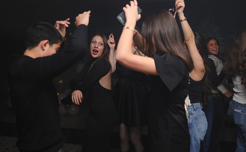 დახურული თინეიჯერული წვეულება 15 სტუმარზე