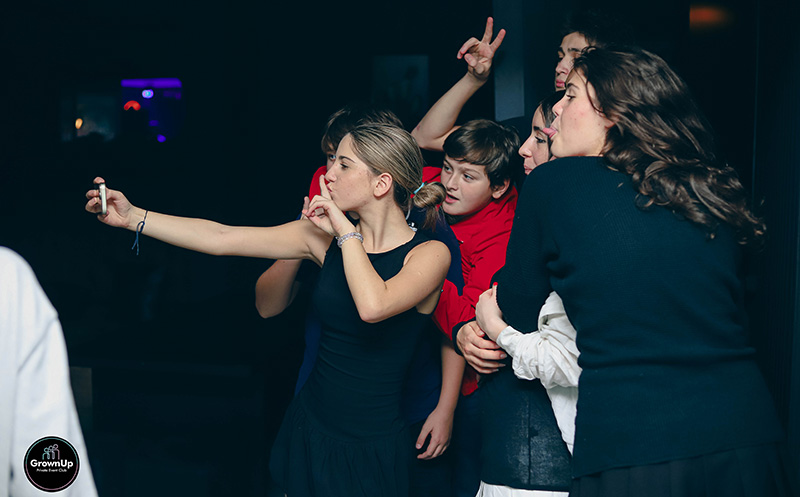 დახურული თინეიჯერული წვეულება 15 სტუმარზე