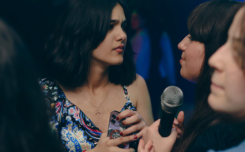 დახურული თინეიჯერული წვეულება 15 სტუმარზე