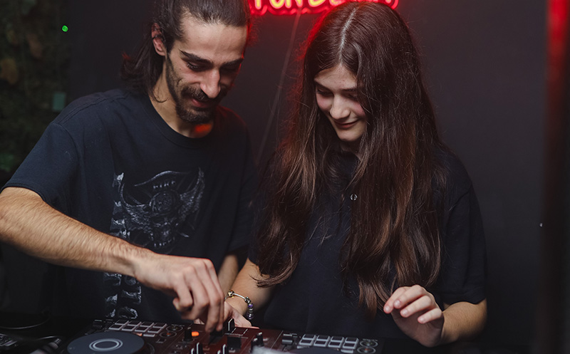 დახურული თინეიჯერული წვეულება 15 სტუმარზე