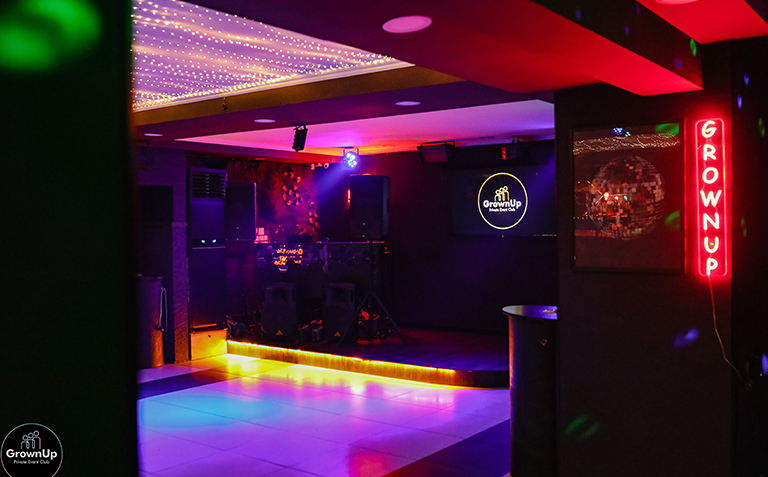 20 თინეიჯერზე, დახურული წვეულება ივენთ კლუბში