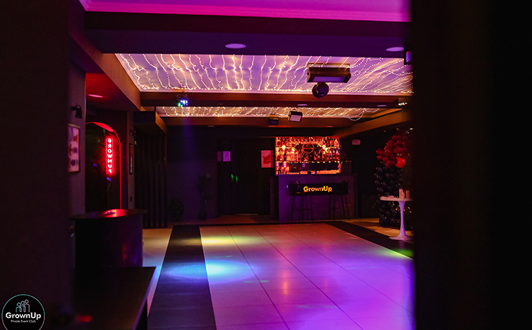 20 თინეიჯერზე, დახურული წვეულება ივენთ კლუბში