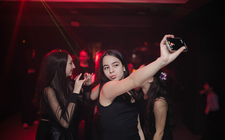 20 თინეიჯერზე, დახურული წვეულება ივენთ კლუბში