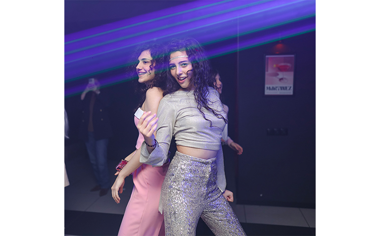 20 თინეიჯერზე, დახურული წვეულება ივენთ კლუბში