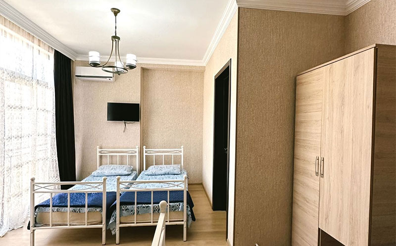 ქობულეთში, ნომერები 2 და 3 სტუმარზე საუზმით