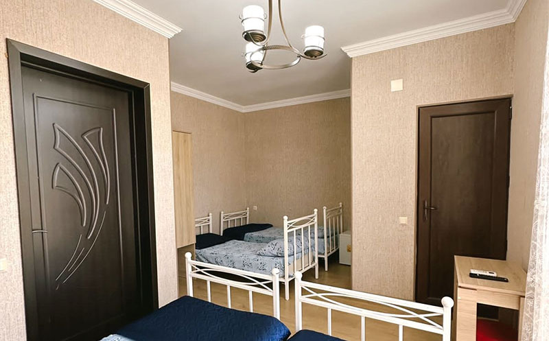 ქობულეთში, ნომერები 2 და 3 სტუმარზე საუზმით