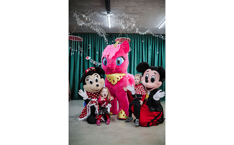 გასართობი პროგრამა 2 ანიმაციური გმირით + წითელი ხალიჩა, ცეცხლოვანი შადრევანი, ვარსკვლავის გახსნა