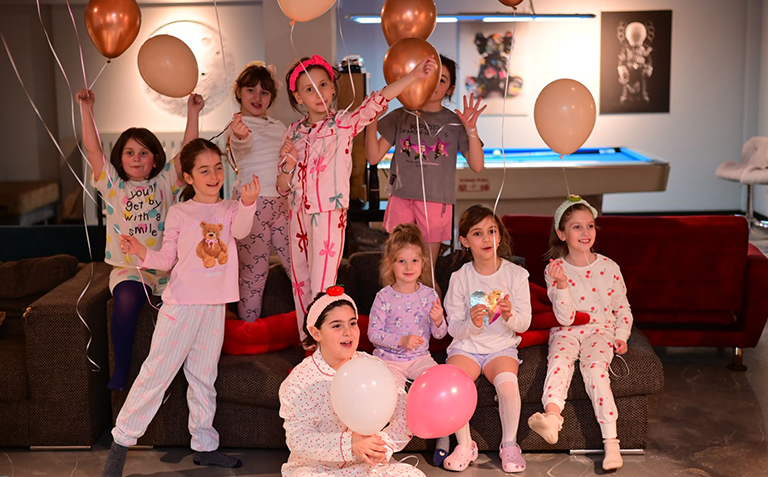 გამოძახებით, 1,5 საათიანი პროგრამა "გოგონების ფართი" + საჩუქარი