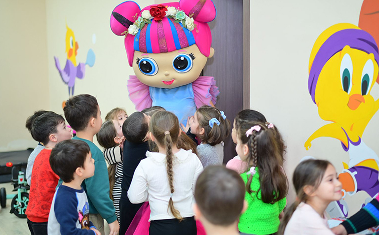 გამოძახებით, 1 საათიანი პროგრამა, 2 გმირი და ფოტოგადაღება