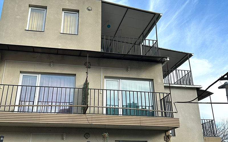 თბილისში, ნომერი 2 სტუმარზე ტერასით