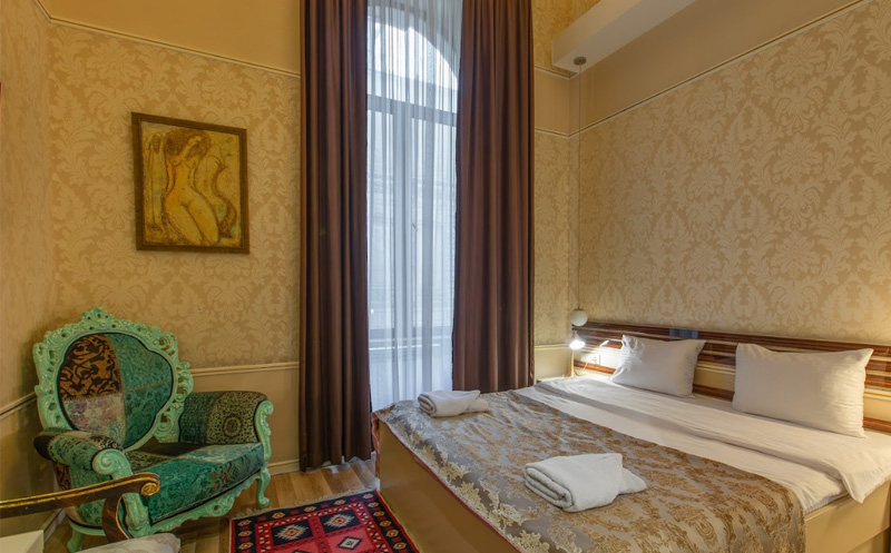 თბილისში, ნომრები 2 სტუმარზე აივნით და ხედით რუსთაველზე